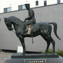 秋山好吉の騎馬像