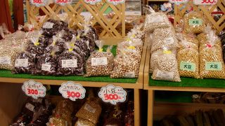 地元のお野菜が売ってます。