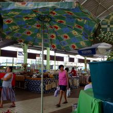 地元の人も利用する市場です