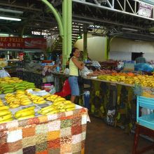 果物や野菜ももちろん売ってます