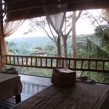 マッサージルーム　中央に見える白い建物は　ＦＳサヤン