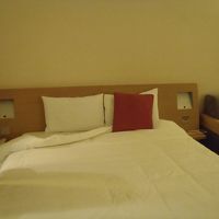 クィーンサイズのベットとソファベートのお部屋です