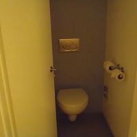バスとトイレも別でこの部屋は入り口にトイレあり
