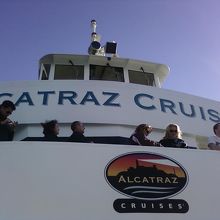 上陸前の甲板、みんなわくわくしてます