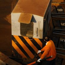 ターンテーブルを操作している人