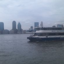 対岸のビル群とフェリーとのコラボも素晴らしい