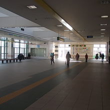 北口と南口とを繋ぐ、広々とした通路