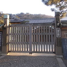 いかにもといった風情の立派な入口