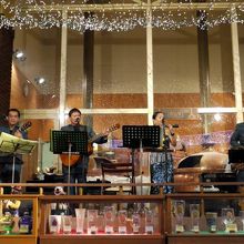 ステージでは生バンドの演奏と歌