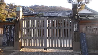 海岸沿いにある立派な近代建築です