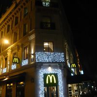 マックの通り、向かい側を少し行くとある