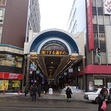 駅前通と交差する賑やかな西4丁目エリア