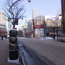 朝の静かなすすきの界隈（駅前通沿い）