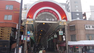 東西で違った風情が楽しめる札幌伝統の商店街です