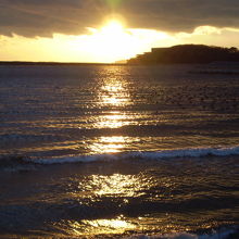 夕焼けが美しい幡豆海岸。駅から徒歩数分でこの景色を楽しめます
