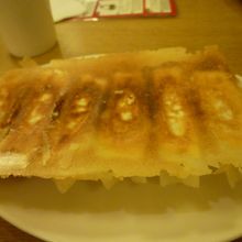 焼き餃子です。口の中で肉汁が溢れ出ます。