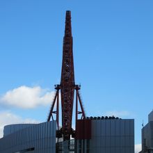 ビルに囲まれている