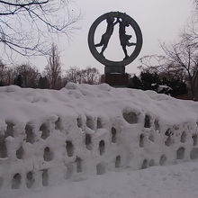 2月下旬の光景。スノーキャンドルの跡が・・・