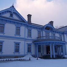 水色と白色の美しいコラボが印象的な建築です