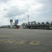 写真は飛行機に乗る前に、滑走路側からみた空港ビル