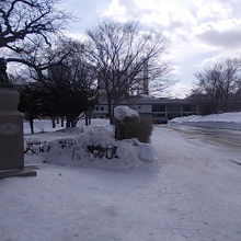クラーク像とクラーク会館（画面右奥の建物）