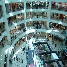 ｽﾘｱKLCCは、アジア有数の巨大複合ｼｮｯﾋﾟﾝｸﾞｾﾝﾀ