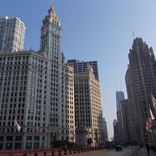 隣にはリグレービルが聳えます。ミシガンアベニュー橋から。