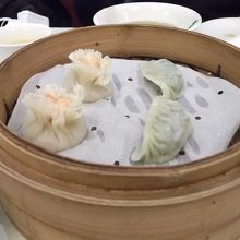 蒸し餃子と蝦シューマイ