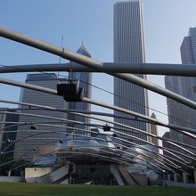 芝生が広がる野外ホール