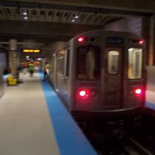 空港から（へ）はブルーラインを利用します