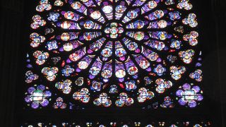 美しいバラ窓のステンドグラス