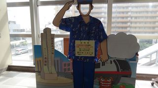 那覇空港駅まで３分ほどです。