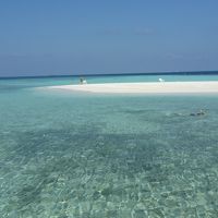 エンブドゥの島の西端にある白砂の砂洲、この沖にもサンゴ礁があ