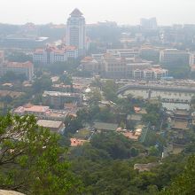 頂上付近からの景観。右下が南普陀寺ほかはほぼ厦門大学構内。