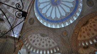 細かい装飾が壮大な風景を作り上げる、現役のモスク