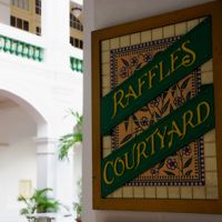 中庭への道しるべは可愛いタイル。