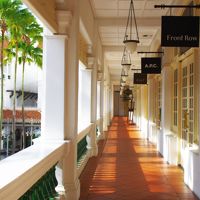 中庭を囲む二階の回廊。