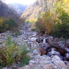 川に沿ってひたすら登ります。