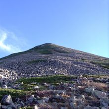 小屋から山頂へ。山頂はまだこの先です。