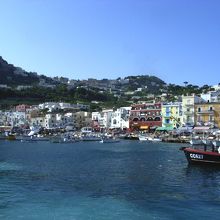 青い海とカラフルな建物がきれいです