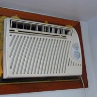 ぼろいエアコン。