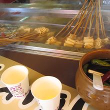 小腹がすいたので立ち食いおでん〜。スープも美味しい！