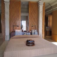 全室スイート。パビリオン中央にキングサイズのマスターベッド