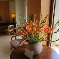 テラスへ。オレンジの大ぶりの花がリゾートっぽい。