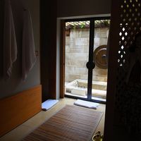 テラス反対側に専用ジャグジー。大理石が冷んやり。露天です