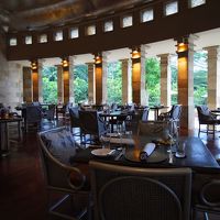 メインダイニングのレストラン。緑薫る風が気持ちいいい。