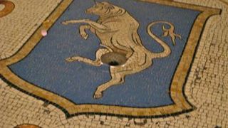 ガラスのアーケードが美しい