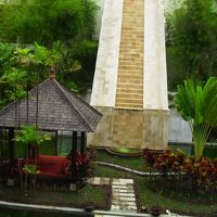 戸外でトリートメントを受けることもできる。耳元に水の音