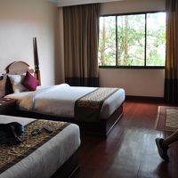 豪華ではないが、木の温もりがある客室