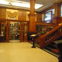 １階には小さな土産店がある